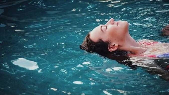Caring tips know how to take care of hair before going to swimming pool and water park Hair Care: સ્વિમિંગ પુલ જઇ રહ્યાં છો તો પહેલા આ રીતે લો વાળની સંભાળ, નહિ થાય ડેમેજ