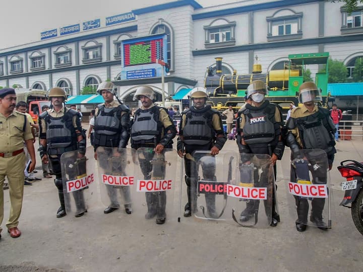 भारत बंद को देखते हुए विजयवाड़ा में सुरक्षाकर्मी रेलवे संपत्तियों को नुकसान को लेकर अलर्ट दिखे.