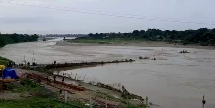 North Bengal Siliguri river on Balason river swept away after heavy rainfall Siliguri News: ভারী বৃষ্টিতে ফুঁসছে বালাসন, জলের তোড়ে ভেসে গেল সেতুর একাংশ
