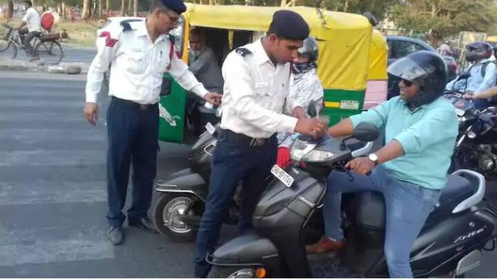 ई-चालान स्टेटस ऐसे पता करें: echallan.parivahan.gov.in वेबसाइट पर जाकर मौजूद चेक चालान स्टेटस के ऑप्शन पर क्लिक करना होगा. इसके बाद आपको चालान नंबर, वाहन नंबर और ड्राइविंग लाइसेंस नंबर (DL) का ऑप्शन दिखेगा. वाहन नंबर वाले ऑप्शन पर क्लिक करें, अपने वाहन का रजिस्ट्रेशन नंबर दर्ज करें. इसके बाद कैप्चा कोड भरें. Get Detail के ऑप्शन पर क्लिक करें. अगर आपका चालान कटा है तो यहां उसकी डिटेल्स आ जाएंगी.