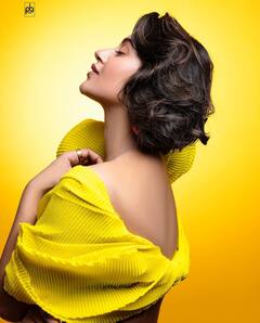 Anjali Arora Photos : डीप नेक क्रॉप टॉप में गज़ब लगीं अंजलि अरोड़ा, शेयर कीं एलीगेंट तस्वीरें