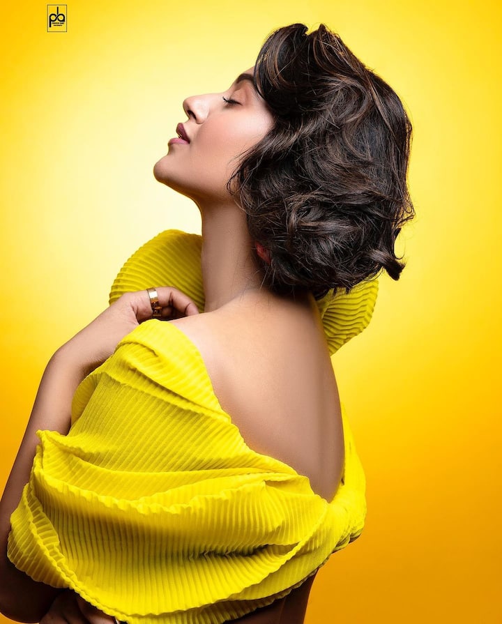 अंजलि ने हाल ही में अपने इंस्टाग्राम पर हॉट फोटोशूट की तस्वीरें शेयर की हैं. इन फोटोज़ में आप देख सकते हैं कि अंजलि बिल्कुल ही अलग लुक में दिख रही हैं.