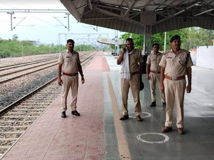 Security beefed up at railway stations in Rajasthan due to Agnipath protests ann Bundi News: अग्निपथ के विरोध के चलते बूंदी में बढ़ी रेलवे स्टेशनों की सुरक्षा, पुलिस पहरे के बीच निकलीं पैसेंजर ट्रेन