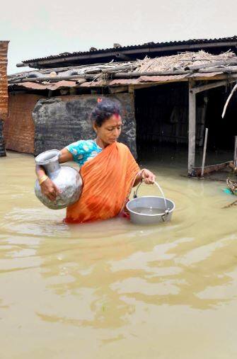 Photo : आसाममध्ये पुराचं थैमान, लाखो लोक बेघर