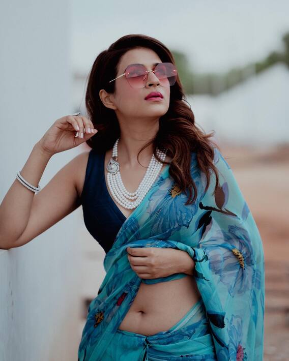 Shraddha Das Photos: చీరపై ' శ్రద్ధా' అశ్రద్ధా!