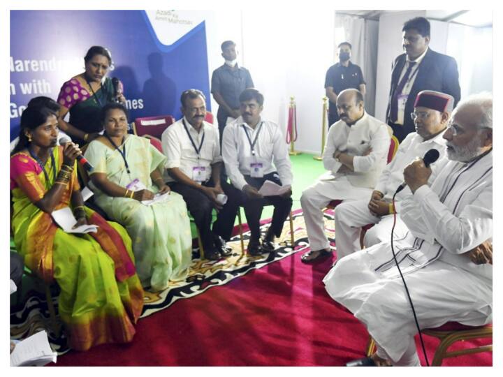 मैसूर की देवी चामुंडेश्वरी की पूजा-अर्चना के दौरान प्रधानमंत्री मोदी के साथ राज्यपाल थावरचंद गहलोत, मुख्यमंत्री बसवराज बोम्मई और केंद्रीय मंत्री प्रल्हाद जोशी भी शामिल थे.