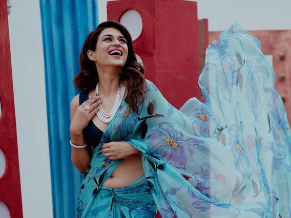 Shraddha Das Photos: చీరపై ' శ్రద్ధా' అశ్రద్ధా! Shraddha Das Photos: చీరపై ' శ్రద్ధా' అశ్రద్ధా!