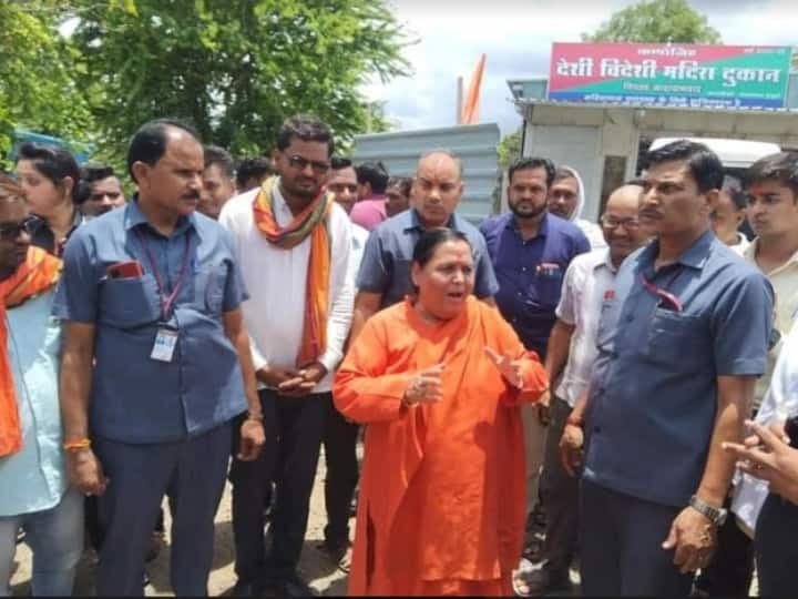 MP News Uma Bharti furious after seeing saffron flag on liquor shop in Chhindwara ANN Chhindwara News: छिंदवाड़ा में शराब के ठेके पर भगवा झंडा देख भड़कीं उमा भारती, अधिकारियों को दिए झंडा उतरवाने के निर्देश