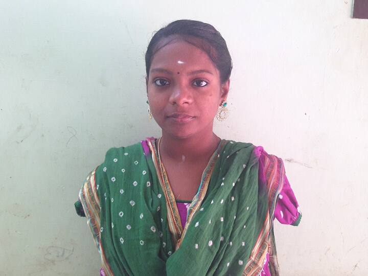 Mayiladuthurai 12th class student who wrote the exam without two hands இரு கைகள் இல்லை.. தன்னம்பிக்கை இருக்கு.. 12 ஆம் வகுப்பில் தேர்ச்சி பெற்ற மாணவி!