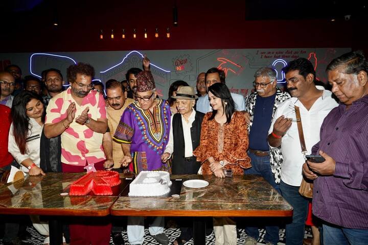 पार्टीच्या फोटोमध्ये ‘रानबाजार’ची टीम केट कट करताना दिसत आहे.