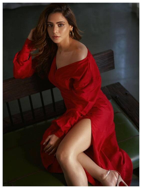 रेड ड्रेस में आमना शरीफ ने बरपाया कहर