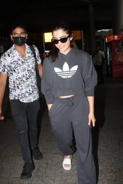 Rashmika Mandanna Spotted: एयरपोर्ट पर रश्मिका मंदाना की क्यूट स्माइल देख ठहर गईं सबकी नजरें