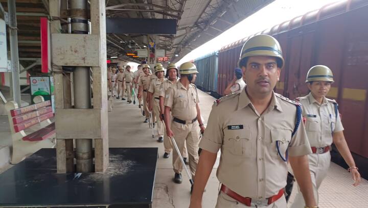 अग्निपथ योजना को लेकर देशभर में चल रहे विरोध प्रदर्शन को देखते हुए दुर्ग के सभी रेलवे स्टेशन पर जीआरपी और आरपीएफ के जवान निगरानी रखे हुए हैं. ट्रैक से गुजरने वाले लोगों पर न सिर्फ नजर रखी जा रही है बल्कि रेलवे ट्रैक पर बिना कारण घूमते मिल रहे लोगों के खिलाफ रेलवे एक्ट के तहत कार्रवाई की जा रही है.