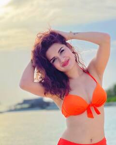 Avneet Kaur Pics: ऑरेंज बिकिनी में अवनीत कौर का सिजलिंग लुक, पानी में दिया किलर पोज