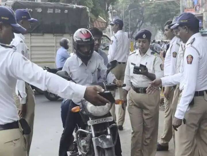 हालांकि ई-चालान भरने का दूसरा तरीका भी है जिसमें आप खुद ट्रैफिक पुलिस के ऑफिस जाकर भी ई-चालान भर सकते हैं.