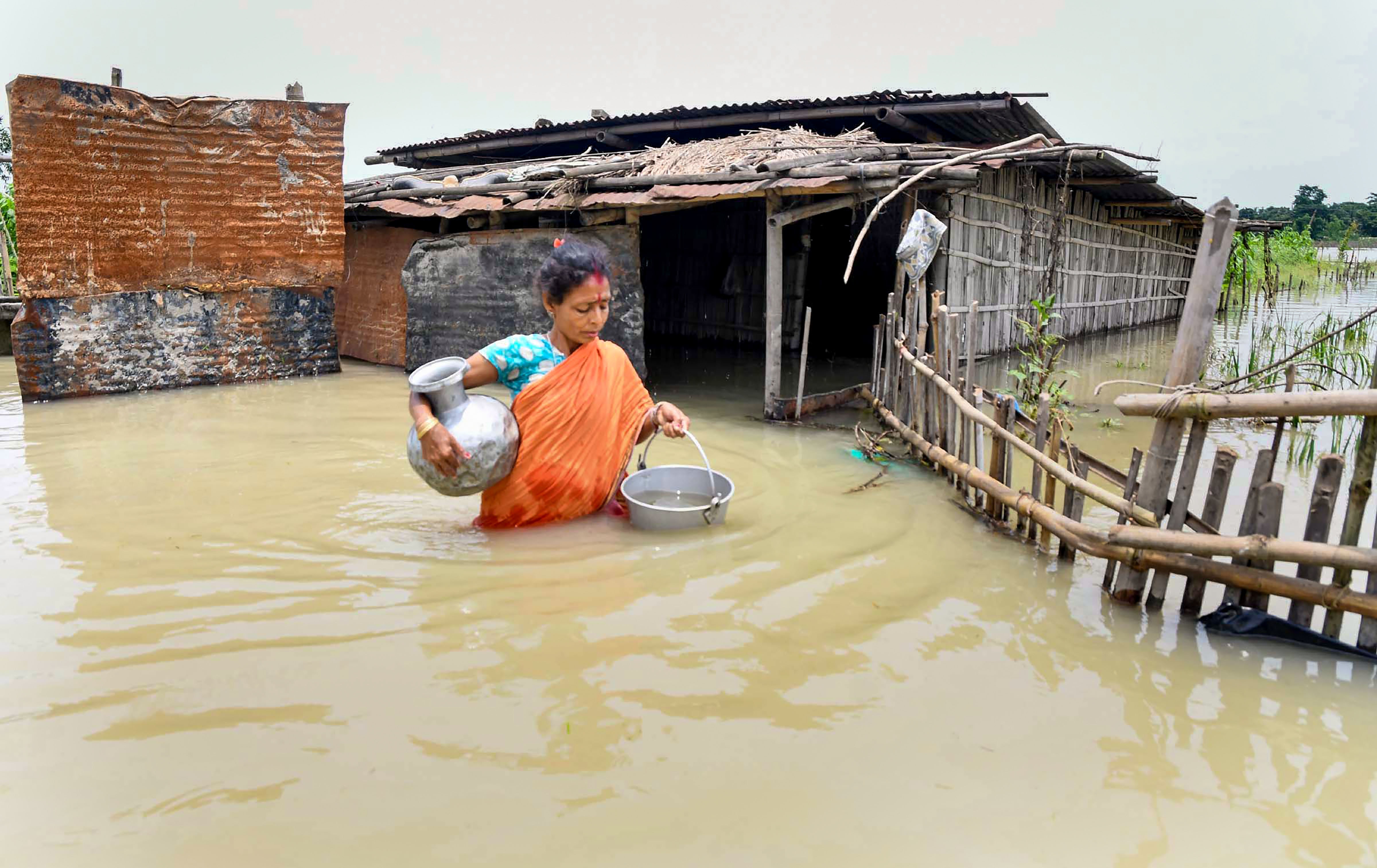Assam Flood: असम बाढ़ का 32 जिलों के 42 लाख लोगों पर असर, अब तक 8 लोगों की मौत, राहत-बचाव के लिए बुलाई गई सेना