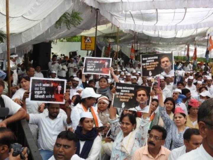 Police has detained 50 Congress workers for protesting at Jantar Mantar Delhi News: सिंघू बॉर्डर से दिल्ली में एंट्री कर रहे 50 से ज्यादा कांग्रेस कार्यकर्ताओं को पुलिस ने हिरासत में लिया, जानें- वजह