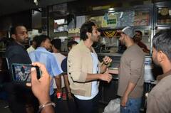 Kartik Aaryan Sunny Singh: સ્ટ્રીટ ફૂડનો આનંદ માણતા જોવા મળ્યા કાર્તિક આર્યન અને સની સિંહ, જુઓ તસવીરો