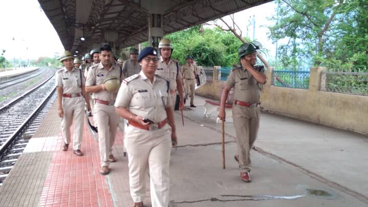 रेलवे स्टेशन के दोनों सर्कुलेटिंग एरिया के एंट्री प्वाइंट के साथ ही आने और जाने वालों पर सिविल पुलिस बल विशेष रूप से नजर रख रहा हैं. दोनों ही प्वाइंटों पर सख्ती से जांच के बाद ही सिर्फ टिकटधारी यात्रियों व प्लेटफार्म टिकट वालों को ही स्टेशन पर प्रवेश दिया जा रहा है.