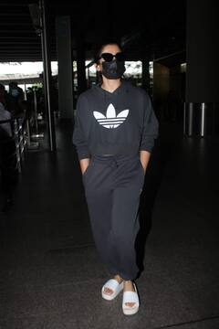 Rashmika Mandanna Spotted: एयरपोर्ट पर रश्मिका मंदाना की क्यूट स्माइल देख ठहर गईं सबकी नजरें