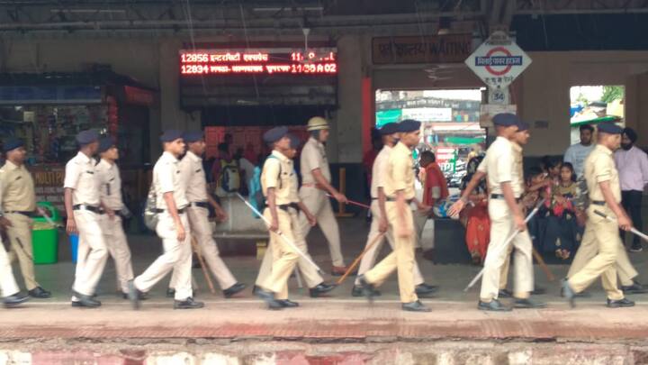 दुर्ग और भिलाई पावर हाउस जैसे एक्सप्रेस स्टॉपेज वाले स्टेशन के साथ ही लोकल और पैसेंजर ट्रेनों के ठहराव वाले भिलाई-3 और भिलाई नगर जैसे स्टेशन पर जीआरपी, आरपीएफ और लोकल पुलिस के जवान पहरेदारी कर रहे हैं.