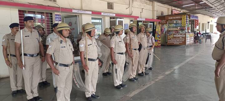 इसके अलावा शासकीय रेलवे पुलिस और स्थानीय थानों के पुलिस अधिकारी और जवानों को भी रेलवे स्टेशन के प्लेटफार्म और परिसर की सुरक्षा में तैनात रखा गया है.