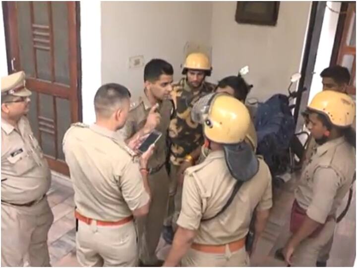 Kanpur news son fired at policemen in dispute with father three injured ann Kanpur के चकेरी में बेटे ने पिता के साथ विवाद में पुलिसकर्मियों पर की 30 राउंड फायरिंग, तीन घायल