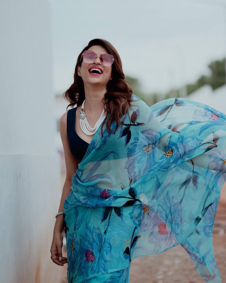 సిద్దు ఫ్రమ్ శ్రీకాకుళం’’ సినిమాతో టాలీవుడ్ లో అడుగుపెట్టింది శ్రద్దాదాస్. ఆ తర్వాత తెలుగుతో పాటు పలు భాషలలో నటించి తనకంటూ ఒక ప్రత్యేక స్థానాన్ని ఏర్పరుచుకుంది.