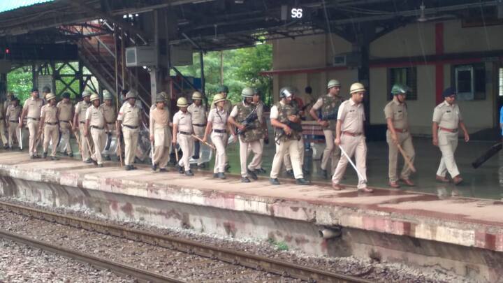 विभिन्न संगठनों की ओर से आज अग्निपथ योजना के विरोध में भारत बंद का आह्वान किया गया है. इसको देखते हुए रेलवे ने दुर्ग भिलाई में भी अलर्ट घोषित कर दिया है. यहां जिला मुख्यालय दुर्ग के रेलवे स्टेशन सहित आसपास के भिलाई पावर हाउस, भिलाई नगर स्टेशनों पर भी आरपीएफ के जवानों को तैनात किया गया है.