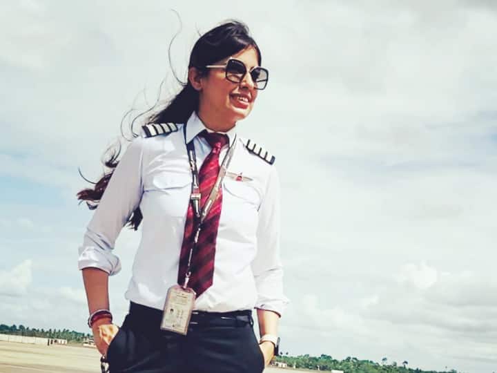 पटना से दिल्ली जाने वाली स्पाइसजेट की फ्लाइट को बीते रविवार को इमरजेंसी लैंडिंग कराई गई थी. इस फ्लाइट की कैप्टन मोनिका खन्ना थीं जिनकी खूब तारीफ हो रही है.