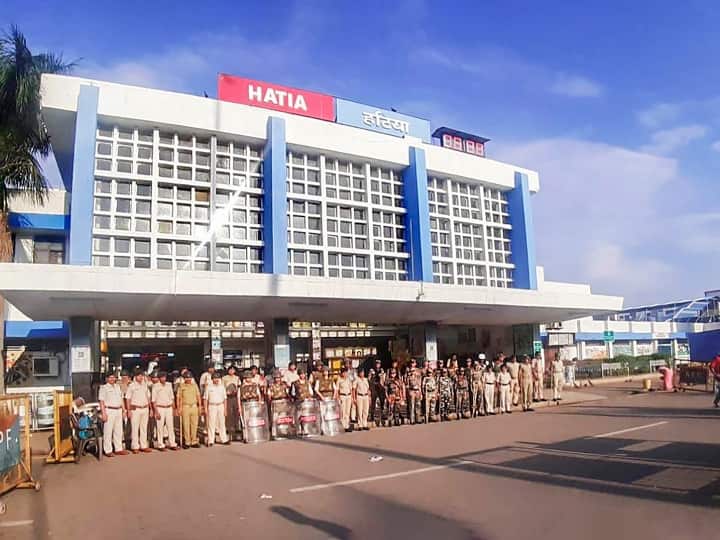 सेना (Indian Army) में भर्ती को लेकर केंद्र सरकार की नई योजना ‘अग्निपथ’ (Agnipath) के खिलाफ सोमवार को अभ्यर्थियों ने भारत बंद (Bharat Bandh) बुलाया था. बिहार (Bihar) समेत देश के कई राज्यो में बंद का व्यापक असर भी देखा गया तो वहीं देश भर के अलग-अलग रेलवे स्टेशनों में किसी भी प्रकार की अराजक स्थिति से बचने के लिए पुलिस बल (Police Force) की पर्याप्त मौजूदगी थी.