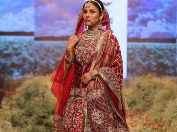 Shehnaaz Gill Photo: लाल जोड़े में बला की खूबसूरत लगीं शहनाज गिल, ब्राइडल लुक के साथ किया रैंप वॉक Shehnaaz Gill Photo: लाल जोड़े में बला की खूबसूरत लगीं शहनाज गिल, ब्राइडल लुक के साथ किया रैंप वॉक