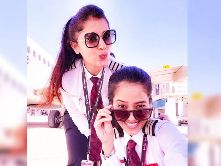 पटना एयरपोर्ट पर आते ही तालियां बजने लगीं. कुछ इस तरह से मोनिका के हौसलों को सलाम किया गया. इस दौरान खास बात है कि मोनिका ने यात्रियों को घबराने नहीं दिया.