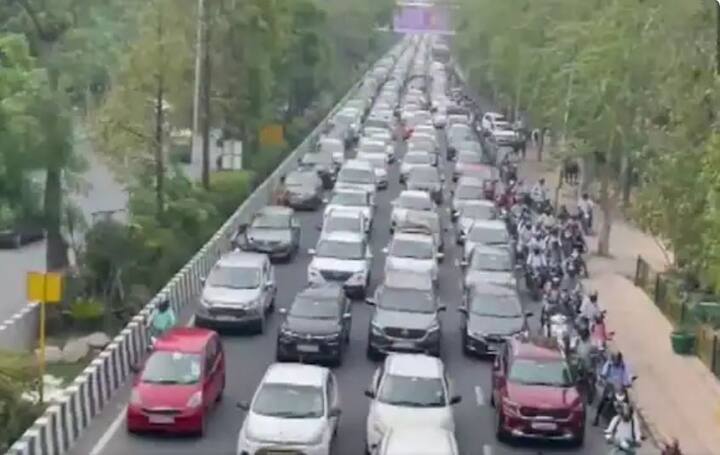 ਅਗਨੀਪਥ ਯੋਜਨਾ ਦੇ ਖਿਲਾਫ ਵਿਦਿਆਰਥੀਆਂ ਅਤੇ ਕਈ ਵਿਰੋਧੀ ਪਾਰਟੀਆਂ ਨੇ ਅੱਜ ਭਾਰਤ ਬੰਦ ਦਾ ਐਲਾਨ ਕੀਤਾ ਹੈ। ਇਸ ਭਾਰਤ ਬੰਦ ਦੇ ਐਲਾਨ ਨੂੰ ਲੈ ਕੇ ਰਾਜਧਾਨੀ ਦਿੱਲੀ ਸਮੇਤ ਹੋਰ ਰਾਜਾਂ ਵਿੱਚ ਪੁਲਿਸ ਚੌਕਸ ਹੋ ਗਈ ਸੀ।