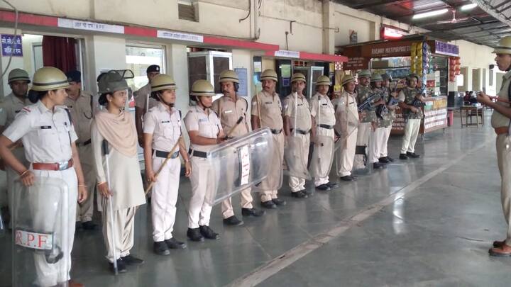 रेलवे स्टेशन पर आने और जाने वालों पर सिविल पुलिस बल द्वारा सख्ती से जांच के बाद ही सिर्फ टिकट वाले यात्रियों और प्लेटफार्म टिकट वालों को ही स्टेशन पर प्रवेश दिया जा रहा है.