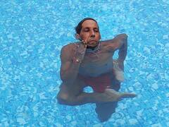 International Yoga Day 2022: आगरा के हरेश चतुर्वेदी पानी में करते हैं योग, जानें- कैसे हासिल की ये महारत