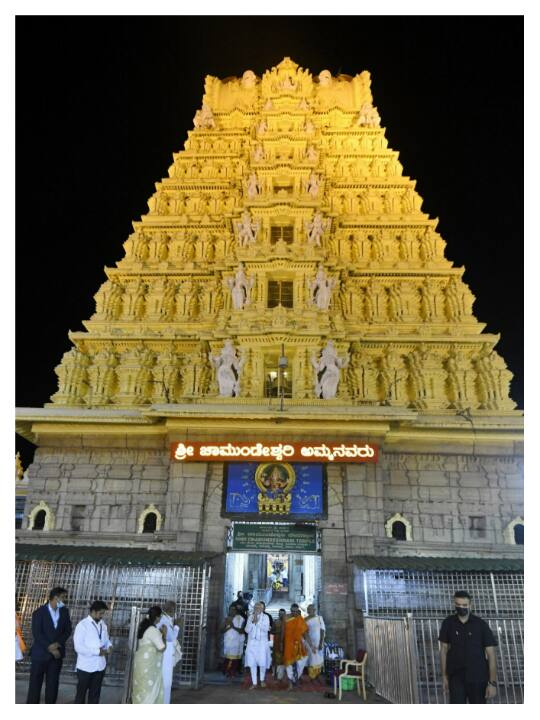 प्रधानमंत्री नरेंद्र मोदी सोमवार को मैसूर में चामुंडी पहाड़ियों पर पहुंचे और मैसूर की देवी चामुंडेश्वरी व उनके राजघरानों की पूजा-अर्चना की.