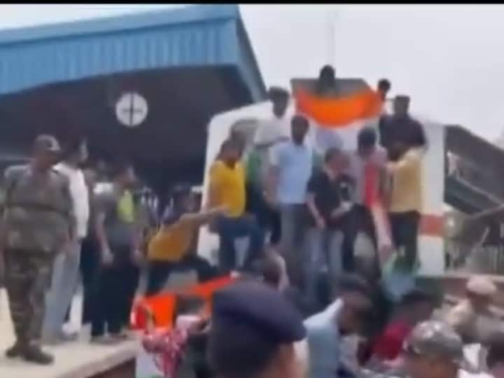 VIDEO | Congress Youth Workers Block Railway Track In Protest Against ED Questioning Rahul Gandhi, Agnipath Scheme VIDEO | Congress Youth Workers Block Railway Track In Protest Against ED Questioning Rahul Gandhi, Agnipath Scheme