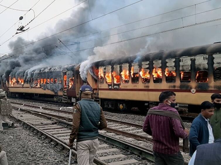 Agnipath Violence caused almost 1000 crore Damage to Indian Railways, several Trains Cancelled Agnipath Violence Damage: अग्निपथ हिंसा से रेलवे की हजार करोड़ की संपत्ति खाक, करोड़ों रुपये रिफंड भी करने पड़े