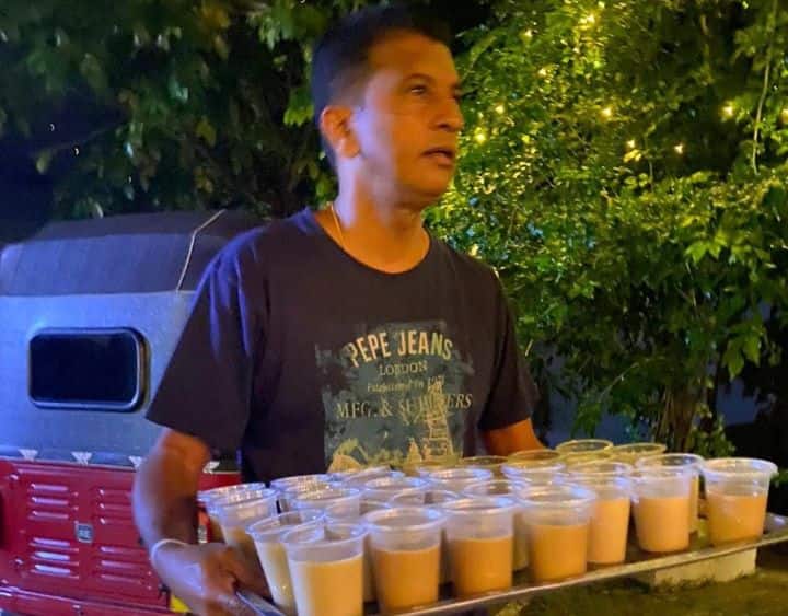 Sri Lanka Crisis: World Cup Winning Former Cricketer Serves Tea, Buns To People Waiting In Petrol Station Sri Lanka Crisis: Former World Cup Winner Serves Tea To People Waiting In Queues At Petrol Station