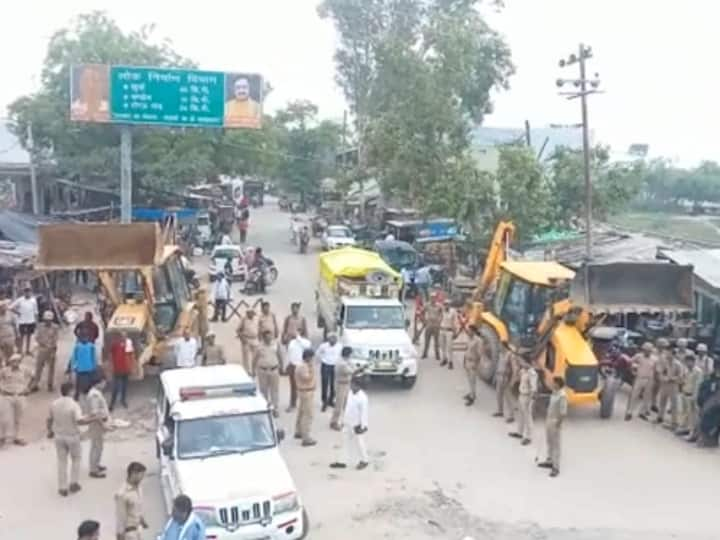 UP News, Aligarh agnipath row bulldozers seen with flag march of police ann Agnipath Row: अलीगढ़ में पुलिस के फ्लैग मार्च के साथ दिखाई दिए बुलडोजर, जानिए- एसपी ग्रामीण ने क्या कहा?