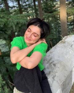 Divya Khosla Kumar Pics: नेचर ब्यूटी के बीच दिव्या खोसला कुमार ने लहराया दुपट्टा, खूबसूरत अदाएं बना देंगी आपको भी दीवाना