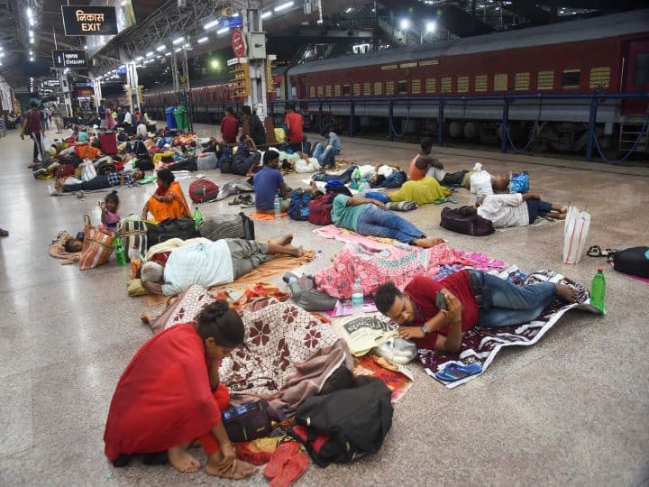 Over 595 trains including 208 mail express and 379 passenger trains cancelled for Agnipath Scheme protest: Indian Railways Agnipath Stir: 208 Mail Express, 379 Passenger Trains Cancelled Today Amid Protest, Check List