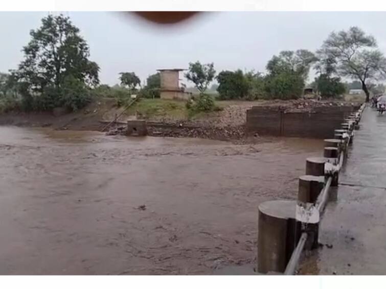 after heavy rain lashes river Hiranyakeshi began to flow in the opposite direction Hiranyakeshi River : आणि कोरडी पडलेली हिरण्यकेशी नदी उलट्या दिशेने वाहू लागली !