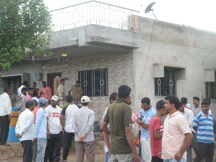 25 charged, 11 arrested in Sangli Mass Suicide case, nine people in the family commits suicide in Mhaisal village Sangli Mass Suicide : नऊ जणांच्या आत्महत्या प्रकरणी 25 जणांवर गुन्हा, 11 जण ताब्यात