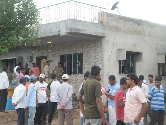 Sangli News: सनसनीखेज! घर में मिली एक ही परिवार के नौ लोगों की लाश, सुसाइड नोट में हुआ बड़ा खुलासा Sangli News: सनसनीखेज! घर में मिली एक ही परिवार के नौ लोगों की लाश, सुसाइड नोट में हुआ बड़ा खुलासा