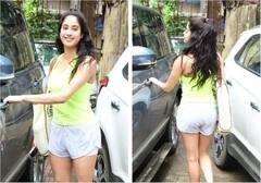 Janhvi Kapoor Photos: ફિટનેસ ફ્રીક જાહ્નવી કપૂર જિમની બહાર કેમેરામાં કૈદ થઈ, જુઓ જિમ લૂકના ફોટો