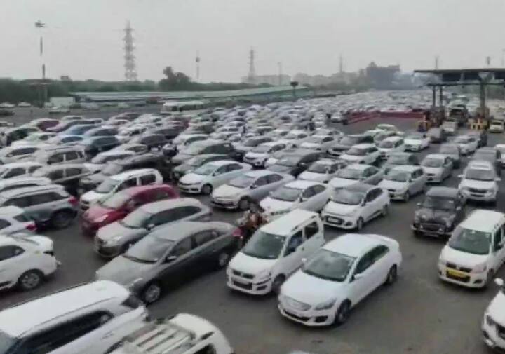 सुबह के वक्त से ही दिल्ली की तरफ जा रहे लोगों की पुलिस जांच करने में जुट गई. बैरिकेडिंग के चलते गाड़ियां रेंगते दिखी जिसके बाद कई किलोमीटर लंबा जाम लग गया.