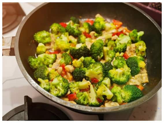 Light Food: रात के खाने में खाएं इज़ी टू डाइजेस्ट वाले फूड्स, आयुर्वेद के अनुसार बेस्ट हैं फूड