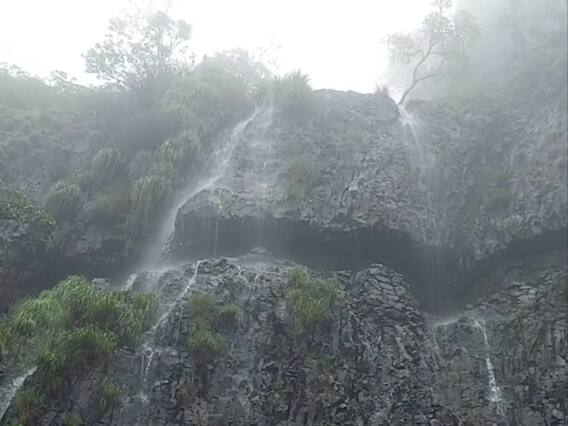 आंबोलीतील मुख्य धबधबा प्रवाहित, पर्यटकांची गर्दी